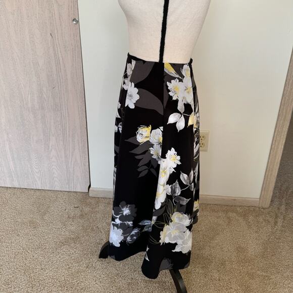 White House Black Market - Black Floral Print Skirt - Full and Flowy! Size 00 - Picture 1 of 8